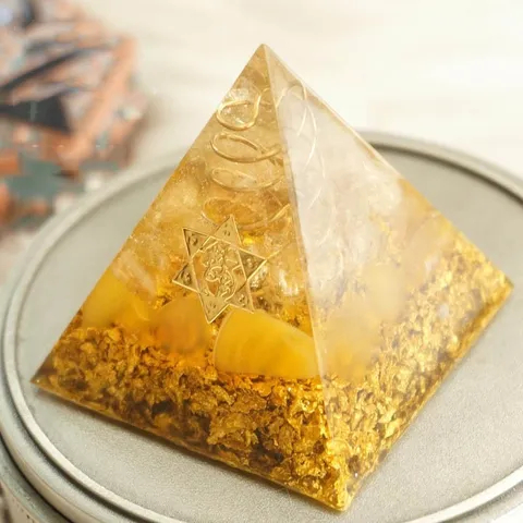 Pirámide de Citrino Intencionada con cristales de Cuarzo